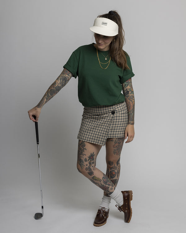 Casquette visière golf et T-shirt Commune golf portés avec style : la décontraction et le casual golf lifestyle illustrés !
