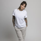 T-shirt blanc uni Commune Golf en piqué de coton bio porté par une jeune femme tatouée