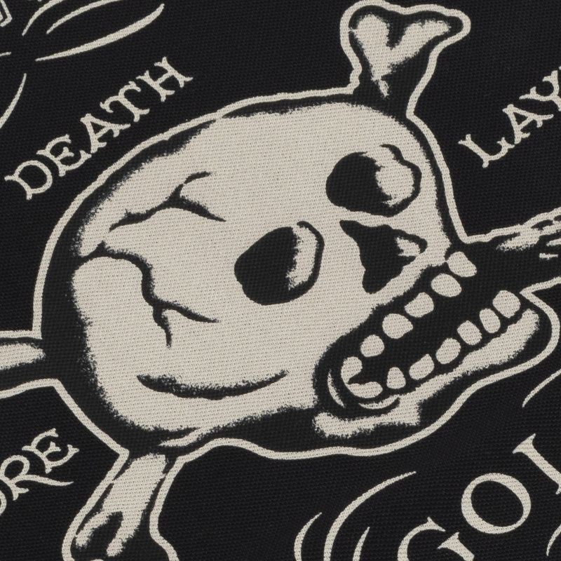 Détail du dos du t-shirt Commune Golf "Death before layup", représentant un crâne. Ce tee-hsirt est confectionné dans un piqué de coton bio au Portugal.