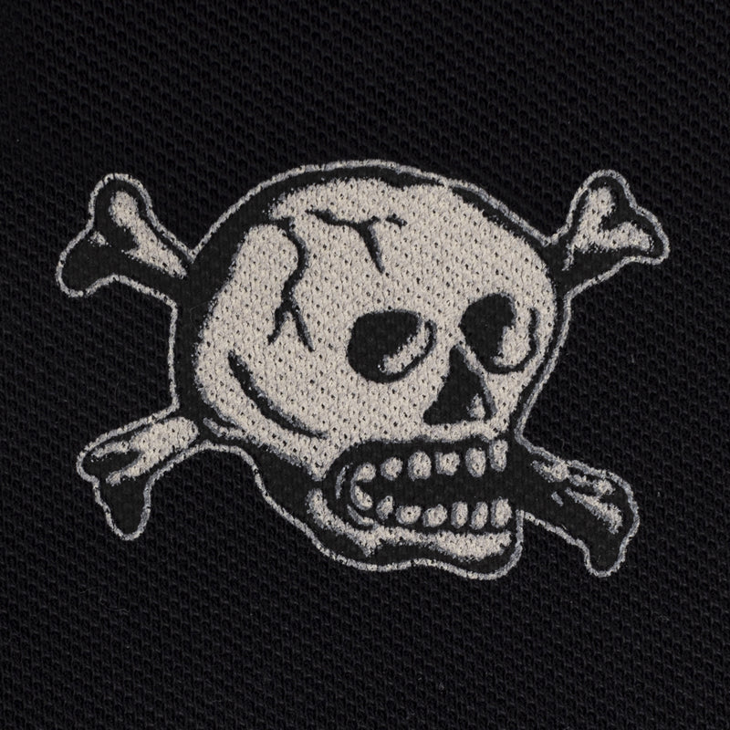 Détail du crâne qui décore l'avant du t-shirt noir Commune golf en piqué de coton bio 