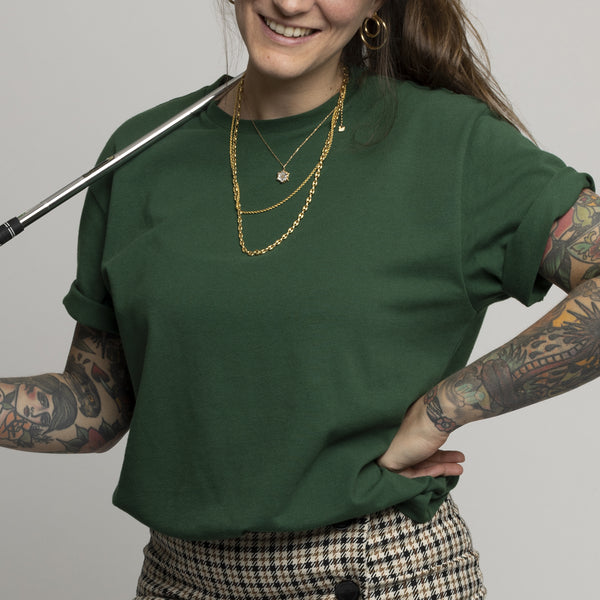 T-shirt vert uni Commune golf en piqué de coton bio porté par une femme